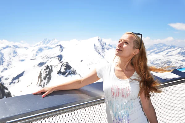 Mujer joven en el puente —  Fotos de Stock