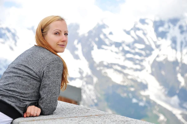 Jonge vrouw op brug — Stockfoto