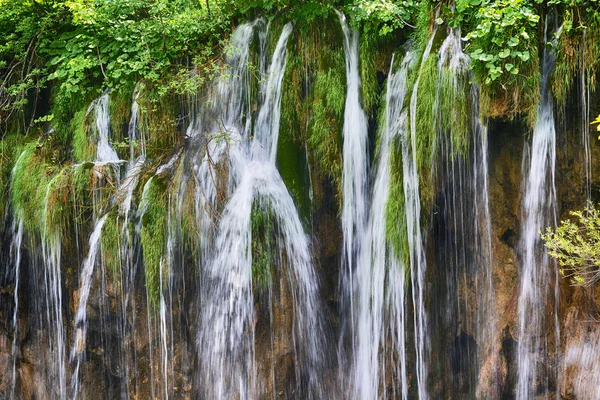 Schöner malerischer Wasserfall — Stockfoto