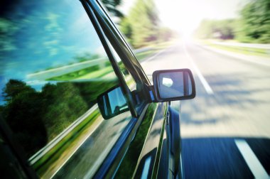 ağaçları ile yolda araba