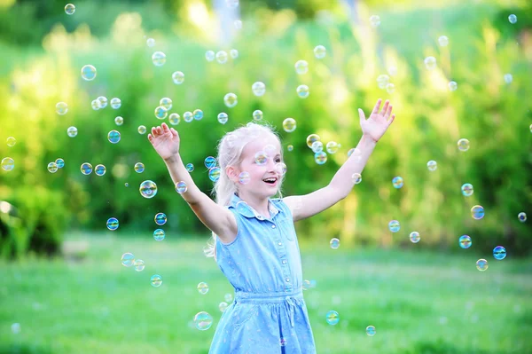 Fille joue avec bulle ventilateur — Photo