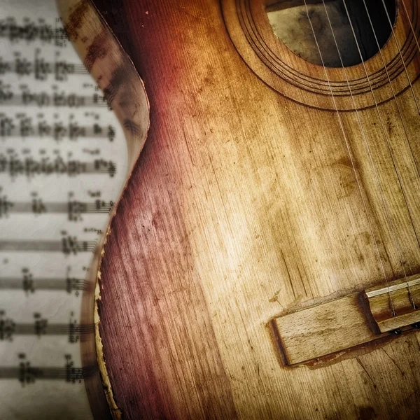Старая акустическая гитара — стоковое фото