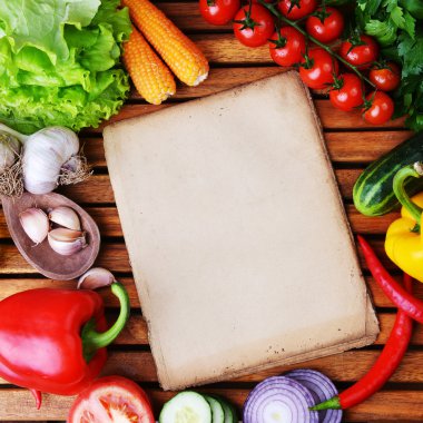 Tahta arka planda taze sebzeler