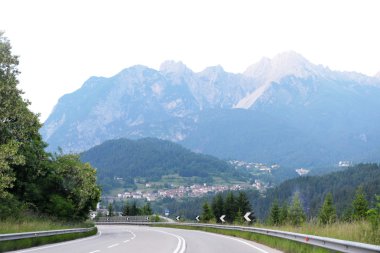 Dağlar arasında asfalt yol