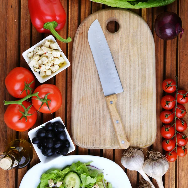 Frisches Gemüse auf Holzgrund — Stockfoto