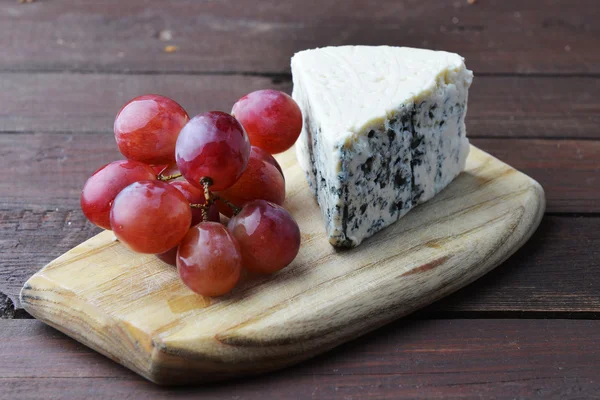 Cheese and red grapes — Stock Photo, Image