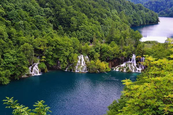 Tó, a hegyek, vízesések — Stock Fotó