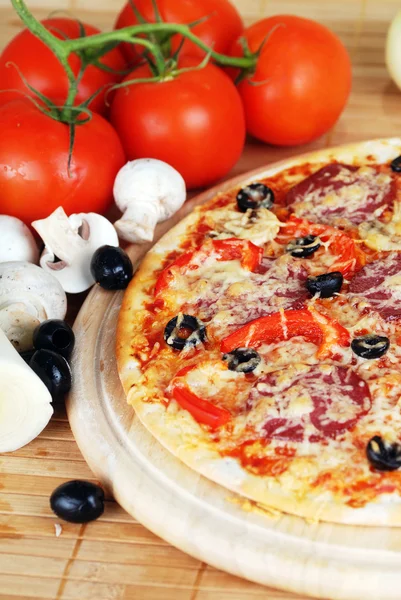 Pizza recién horneada — Foto de Stock