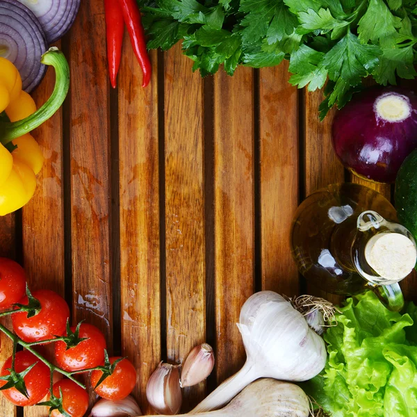 Verdure fresche su sfondo di legno — Foto Stock