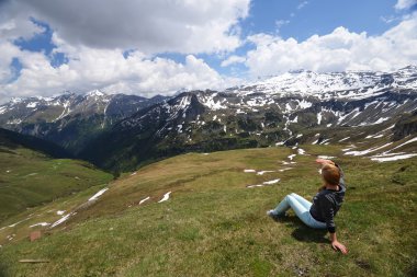 Genç kadın dağ yamacında