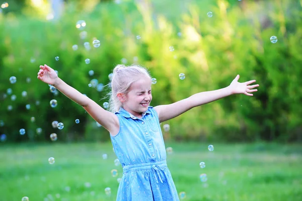 Meisje spelen met zeepbellen — Stockfoto