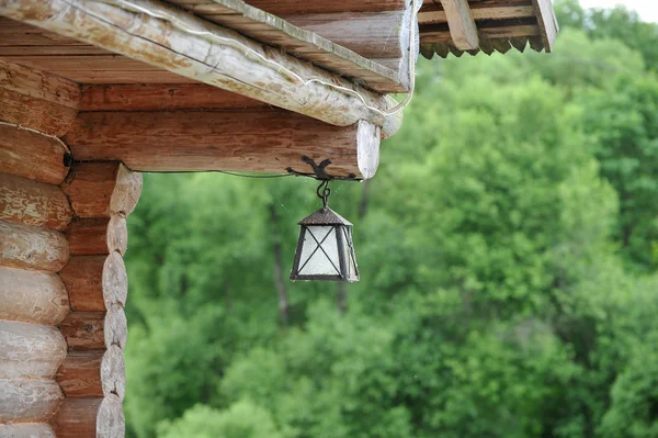 Ліхтар на дерев'яному будинку — стокове фото