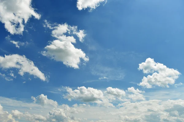 Cielo azul y nubes — Foto de Stock