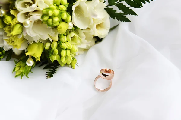 Wedding bouquet and rings — Stock Photo, Image