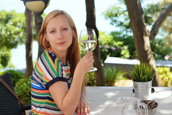 Frau mit Glas Wein — Stockfoto