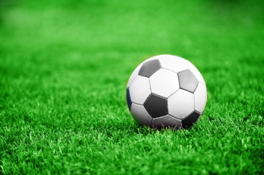 Yeşil çimlerde futbol topu