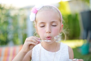 Beyaz elbise, sevimli küçük kız