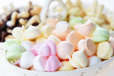 Meringues ve diğer kurabiye kase