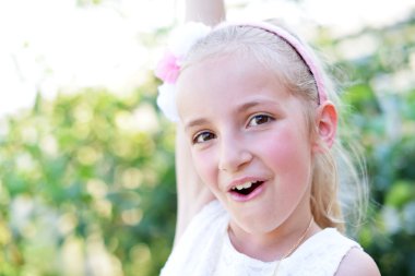 Beyaz elbise, sevimli küçük kız