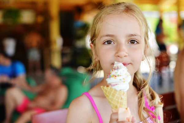 Roztomilá dívka jíst zmrzlinu — Stock fotografie