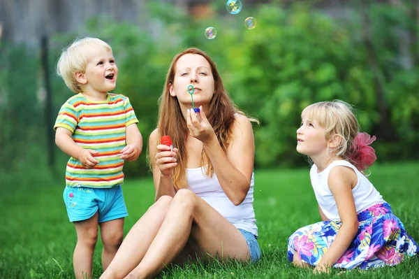 Mãe e seus filhos brincam — Fotografia de Stock