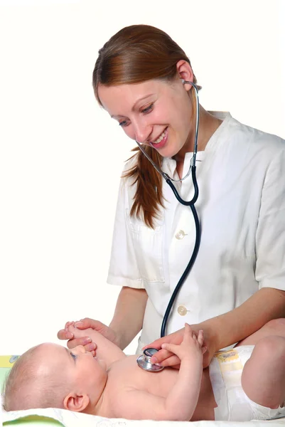 Mujer doctor examina bebé —  Fotos de Stock