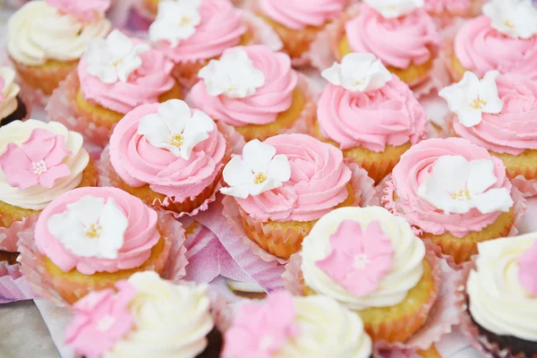 Pasteles pequeños con glaseado dulce — Foto de Stock