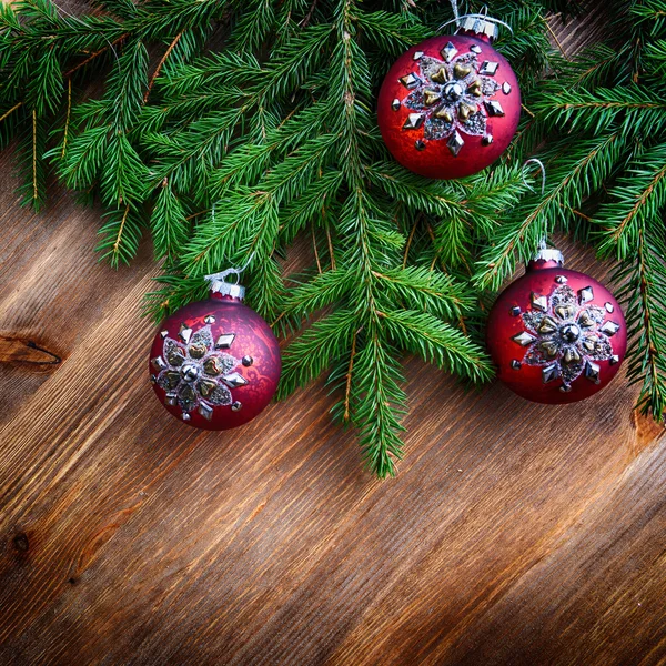 Dennenboom met kerstspeelgoed — Stockfoto