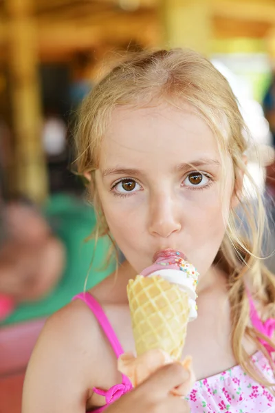 かわいい女の子アイスクリームを食べる — ストック写真