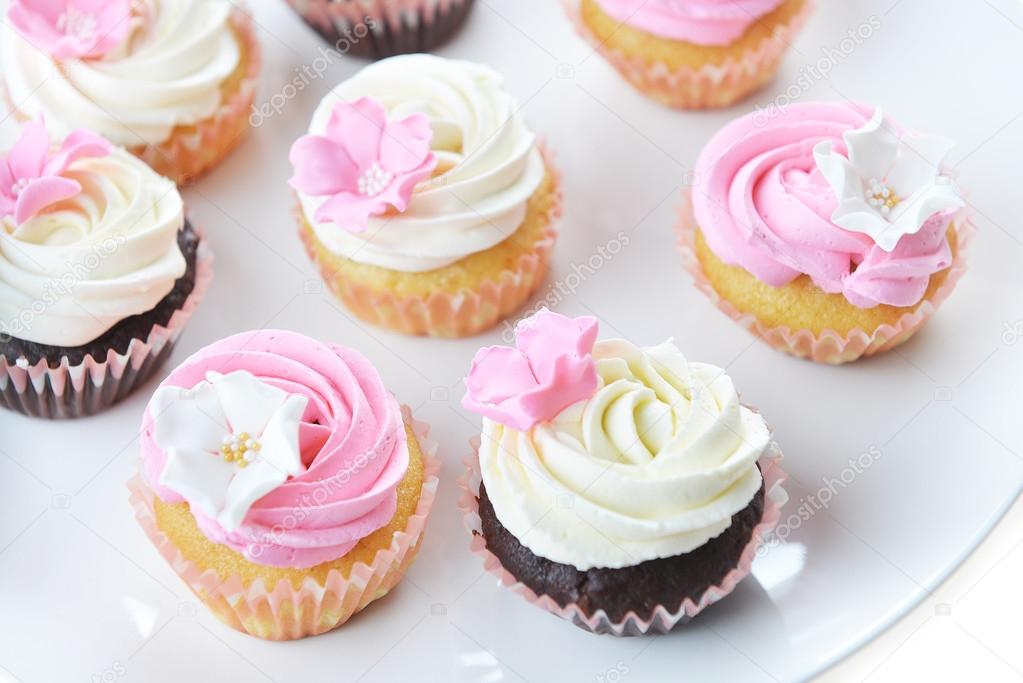 Small cakes with sweet icing — Stock Photo © Taden1 81758922
