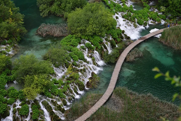 Watervallen in de bergen en bridge — Stockfoto