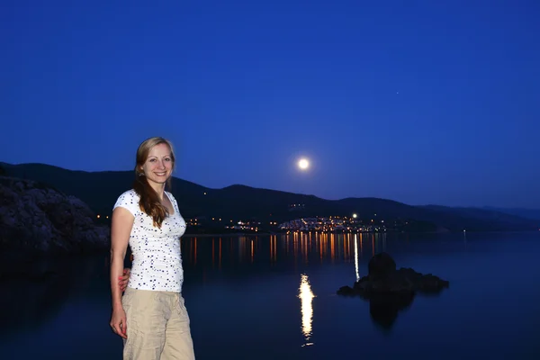 Mujer en el resort por la noche —  Fotos de Stock