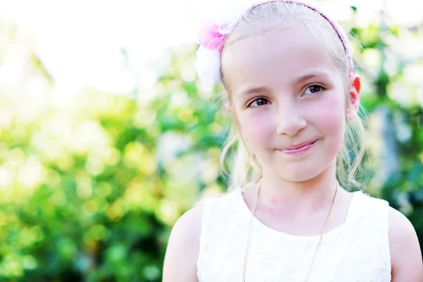 Schattig klein meisje in witte jurk — Stockfoto