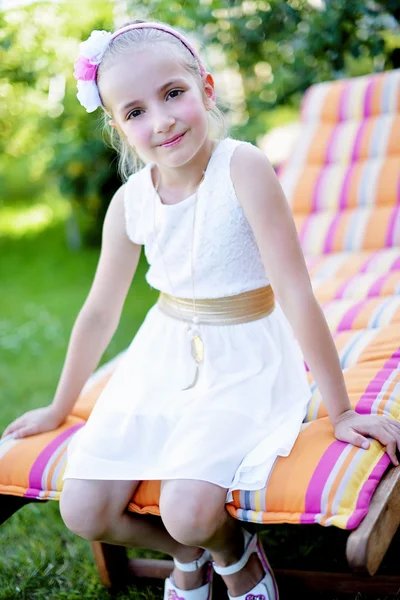 Schattig klein meisje in witte jurk — Stockfoto
