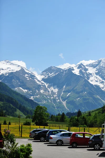 Auto's en besneeuwde bergen — Stockfoto