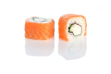 beyaz zemin üzerine somon suşi