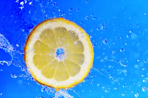 Whole slice of lemon — Stock Photo, Image