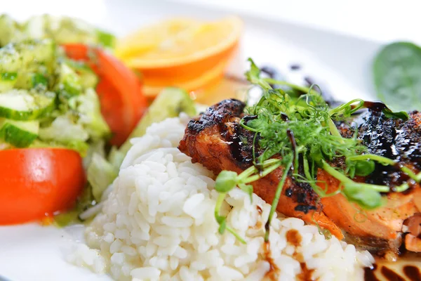 Peixes e arroz torrados — Fotografia de Stock