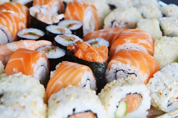 Reihe köstlicher Sushi-Rollen — Stockfoto