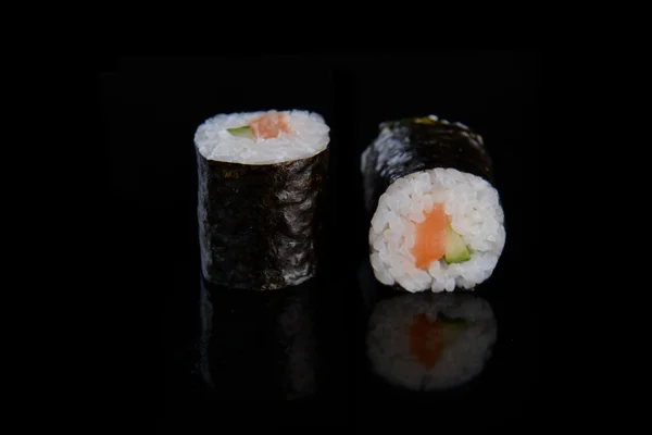Sushi rotola su sfondo nero — Foto Stock