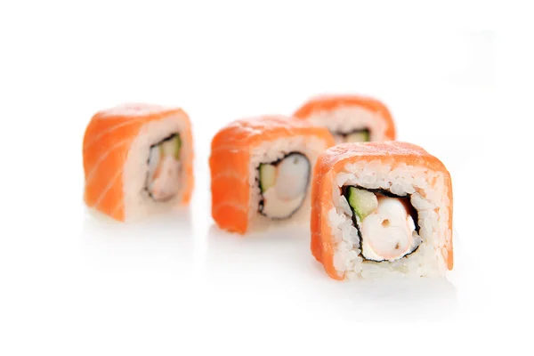 Rotoli di sushi con salmone fresco — Foto Stock