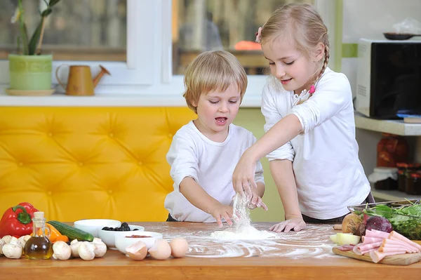 Brother and sister cooking — Stock Photo, Image