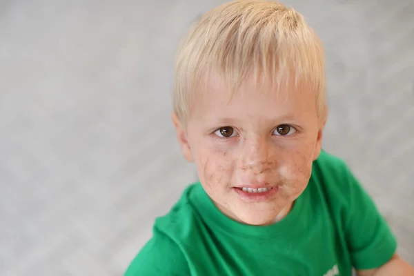 Vuile kleine lachende jongen — Stockfoto