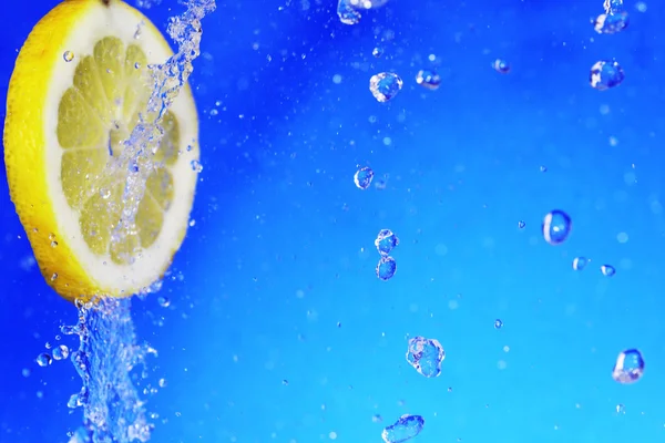 Slice of lemon with water drops — Stock Photo, Image