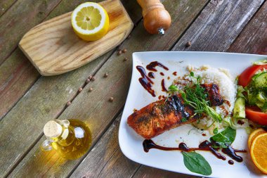 kızarmış balık ve pirinç