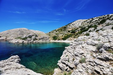 Deniz kıyısı mavi gökyüzü