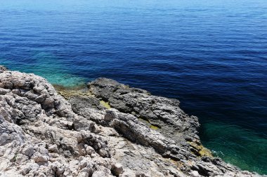 Kayalıklı deniz kıyısı