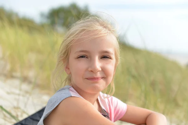 Lilla smiley tjejen — Stockfoto