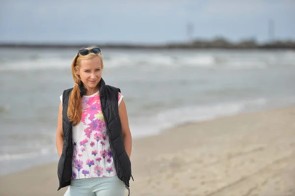 Jonge vrouw op strand — Stockfoto