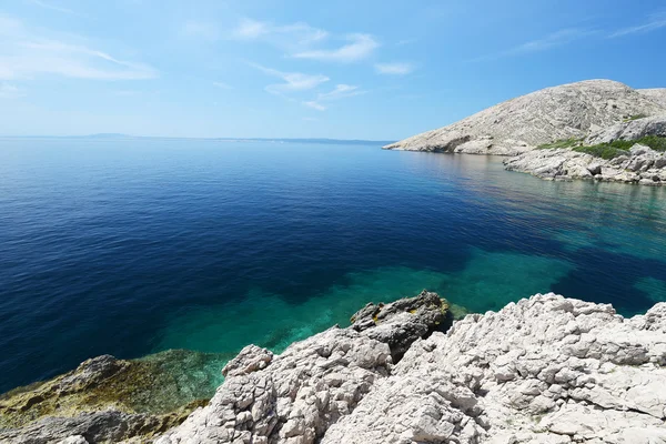 Costa de mar con rocas — Foto de Stock